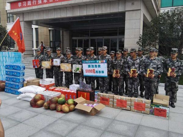 “八一建軍節”即將到來之際，市商會組織各企業前往部隊駐地慰問